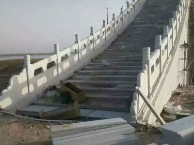 石材栏杆普遍应用在桥梁上